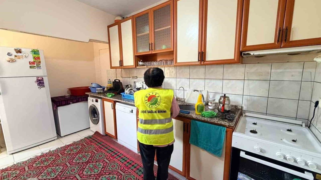 Kepez Belediyesi'nden şehit ve gazi ailelerine Kurban Bayramı öncesi ev temizliği