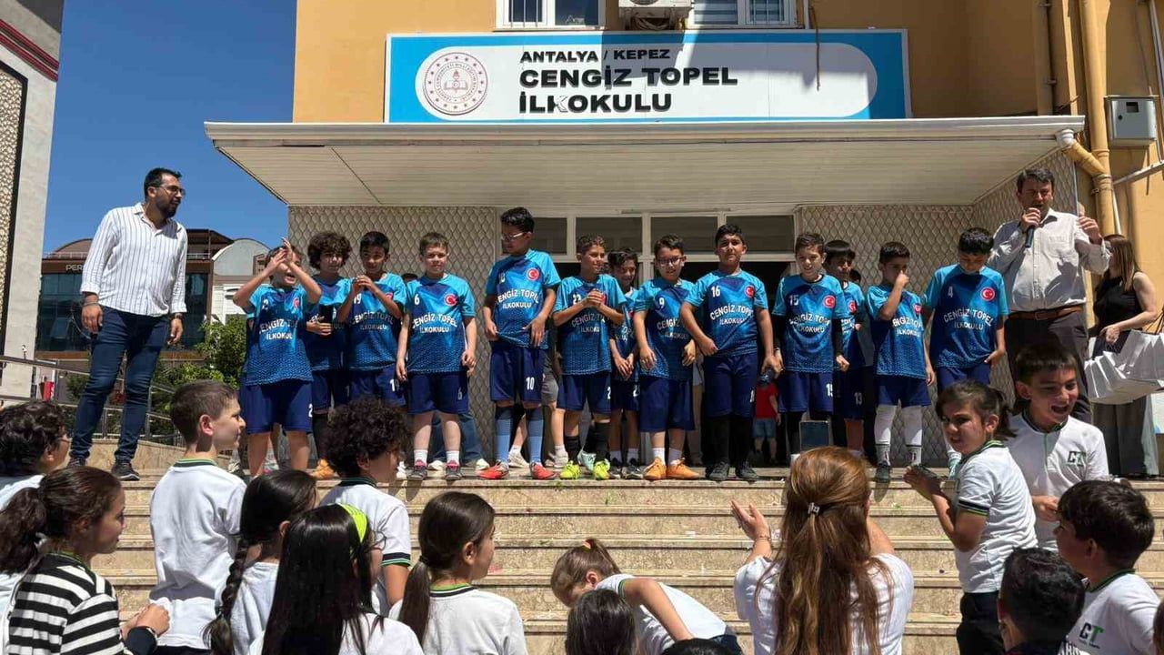 Kepez İlkokullar Arası Futbol Turnuvası Şampiyonu: Cengiz Topel İlkokulu