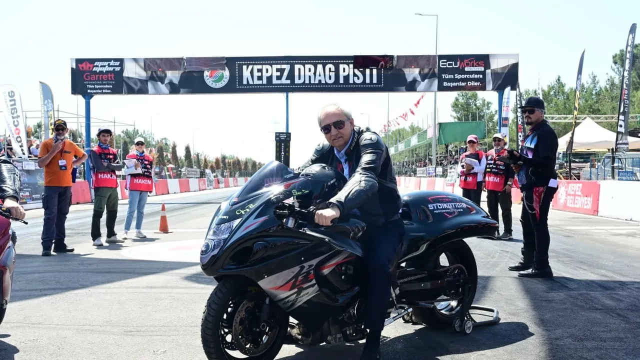 Kepez Yeni Drag Pisti'nde MotoDrag Yarışları: Başkan Kocagöz ve Kaymakam Dervişoğlu Heyecana Ortak Oldu