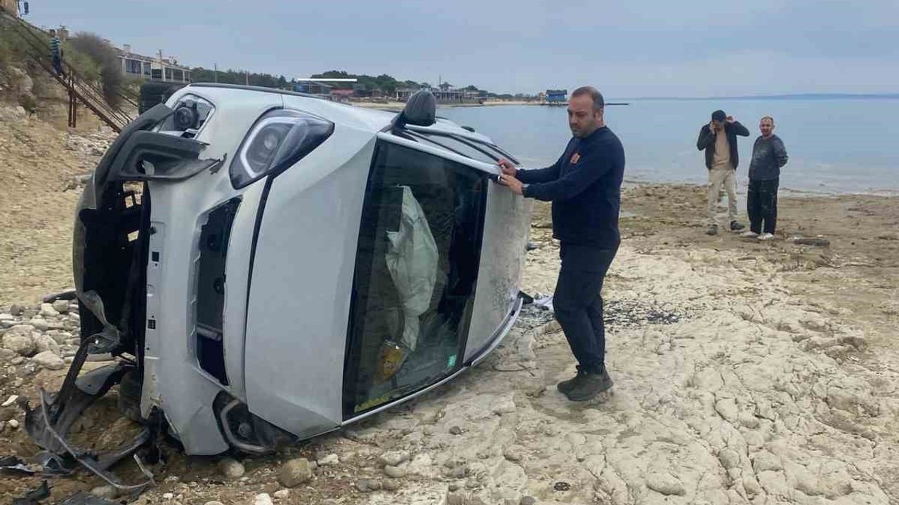 Keşan'da kontrolü kaybeden otomobil Yayla köyü sahilinde kumsala düştü, sürücü yaralandı