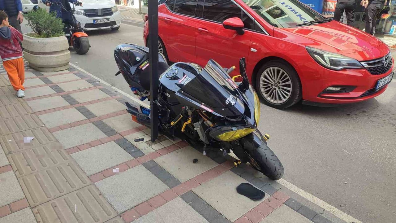Keşan’da motosiklet, açılan araç kapısıyla kaldırım arası sıkıştı — sürücü yaralandı