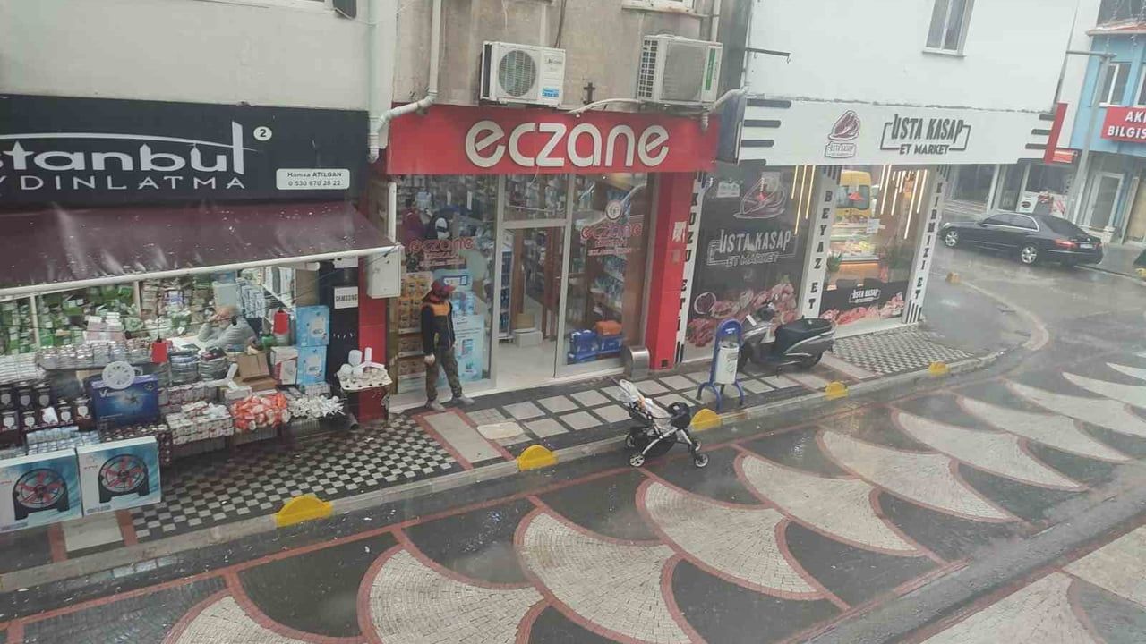 Keşan'da sağanak yağış yaşamı olumsuz etkiledi
