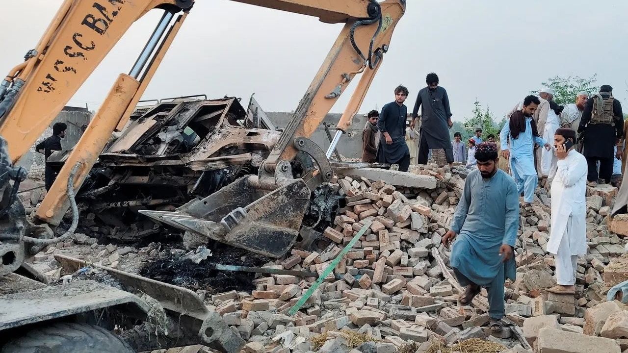 Khyber Pakhtunkhwa'da Bannu karakoluna bombalı ve silahlı saldırı: 12 polis yaşamını yitirdi