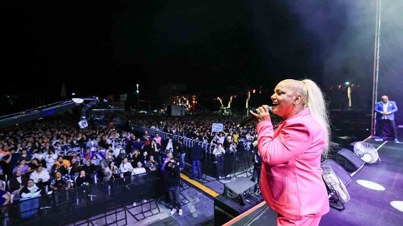 Kibariye, Manisa Gençlik Festivali'nde sahne aldı