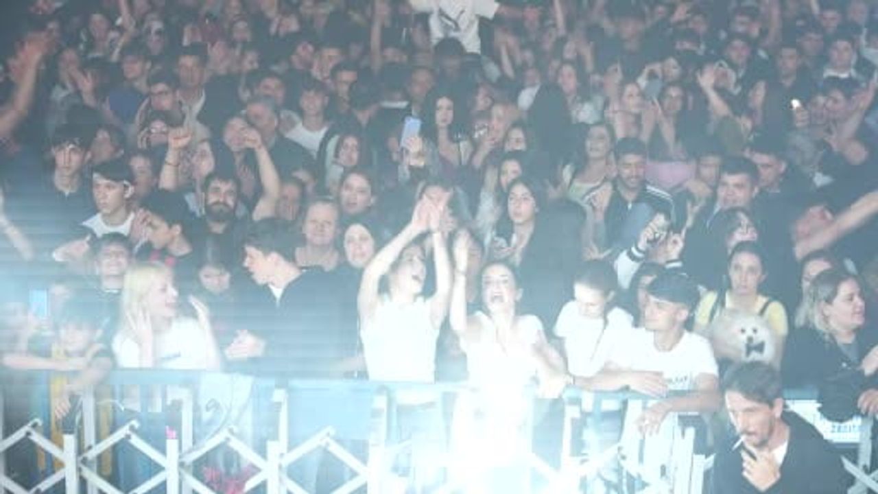 Kibariye, Manisa Gençlik Festivali'nin dördüncü gününde Cumhuriyet Meydanı'nda sahne aldı