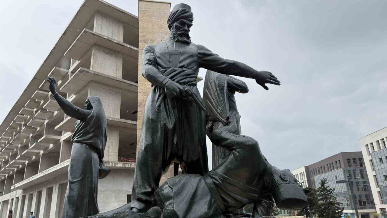 Kıbrıs Meydanı’ndaki Atatürk ve Sütçü İmam Anıtı Bakım Sonrası Yeniden Yerine Konuldu