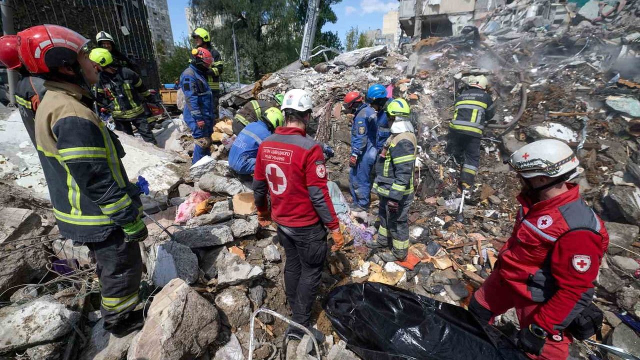 Kiev’e yönelik gece saldırısında can kaybı 8’e yükseldi; kurtarma çalışmaları sürüyor