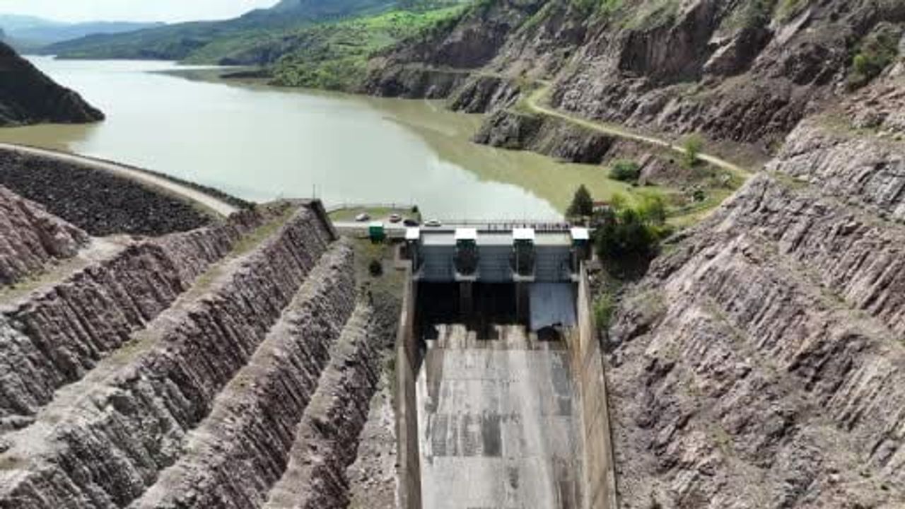 Kılıçkaya Barajı tamamen doldu; savak kapakları kontrollü olarak açıldı