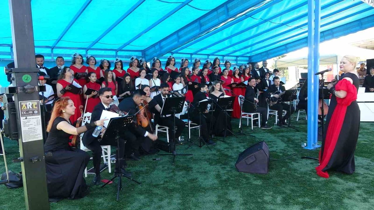 Kilis’te 19 Mayıs’ta karate öğrencilerinden Türk bayraklı insan piramidi gösterisi