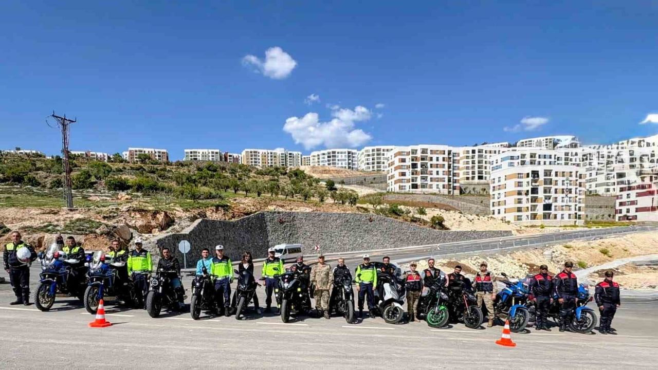 Kilis'te jandarma motosiklet sürücülerine trafik farkındalığı eğitimi verdi
