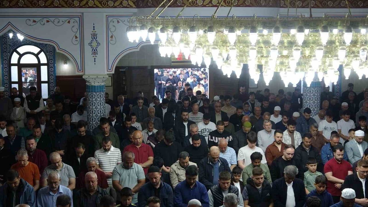 Kilis'te Kurban Bayramı Sabahı Camiler Doldu: Vali Ömer Kalaylı Vatandaşlarla Bayramlaştı