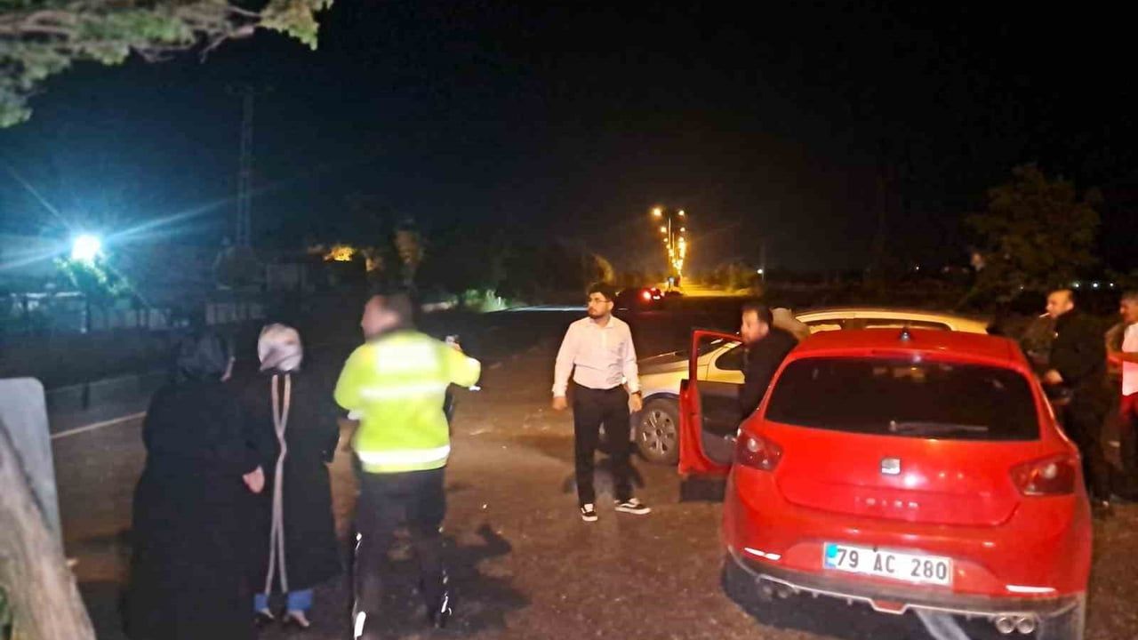Kilis'te Öncüpınar Gümrük Kapısı yolunda iki otomobil çarpıştı: 4 yaralı