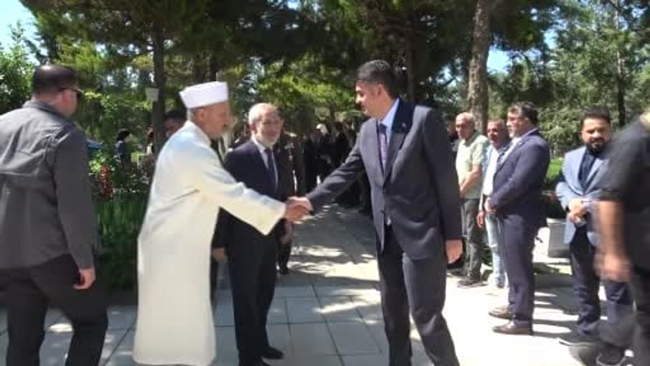 Kilis Valisi Ömer Kalaylı, Kurban Bayramı Arefesinde Asri Mezarlık'ta Şehitleri Andı
