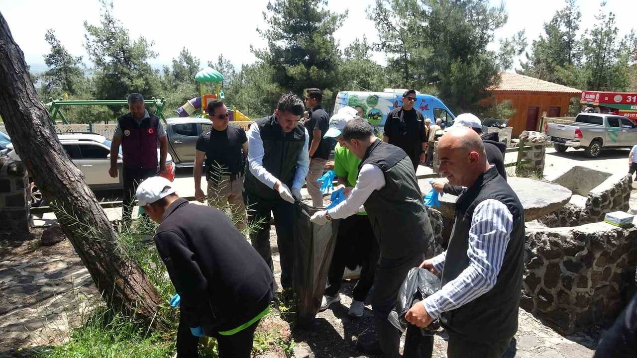 Kilis Valisi Ömer Kalaylı 'Orman Benim' etkinliğinde öğrencilerle orman temizliği yaptı