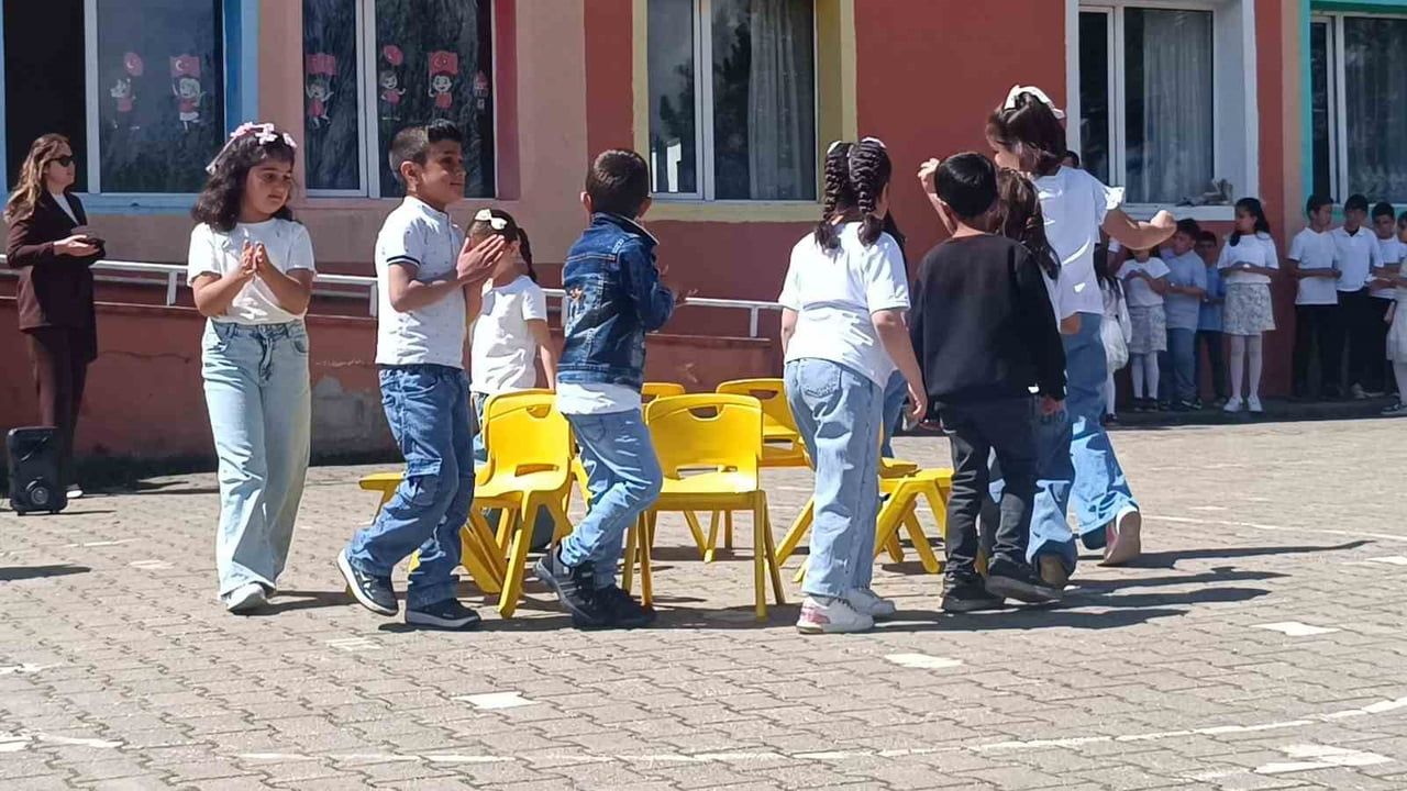 Kınık Köyü İlkokulu'nda Ertelenen 23 Nisan ve Gençlik Haftası Etkinlikleri Bir Arada