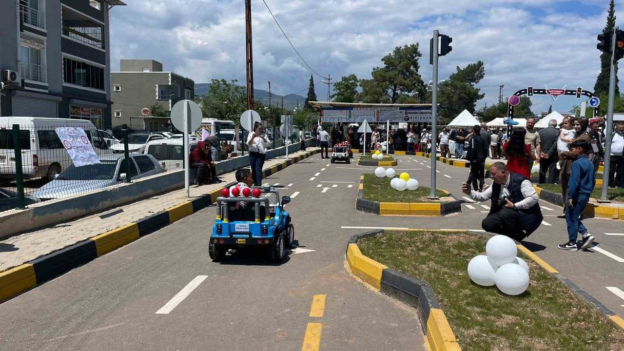 Kırıkhan'da Trafik Eğitim ve Bilgilendirme Pisti Cumhuriyet İlkokulu'nda açıldı