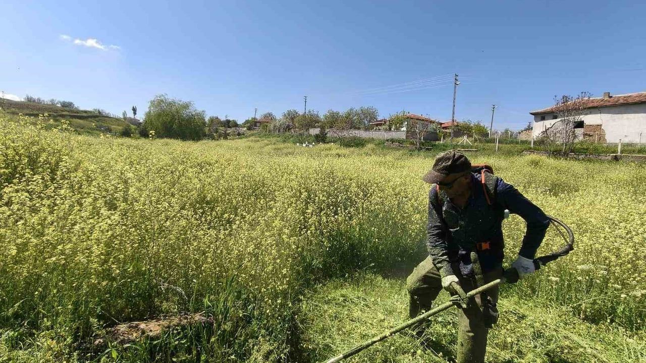 Kırıkkale Belediyesi, Aşağı Mahmutlar Mezarlığında Bakım ve Çevre Düzenlemesi Yaptı
