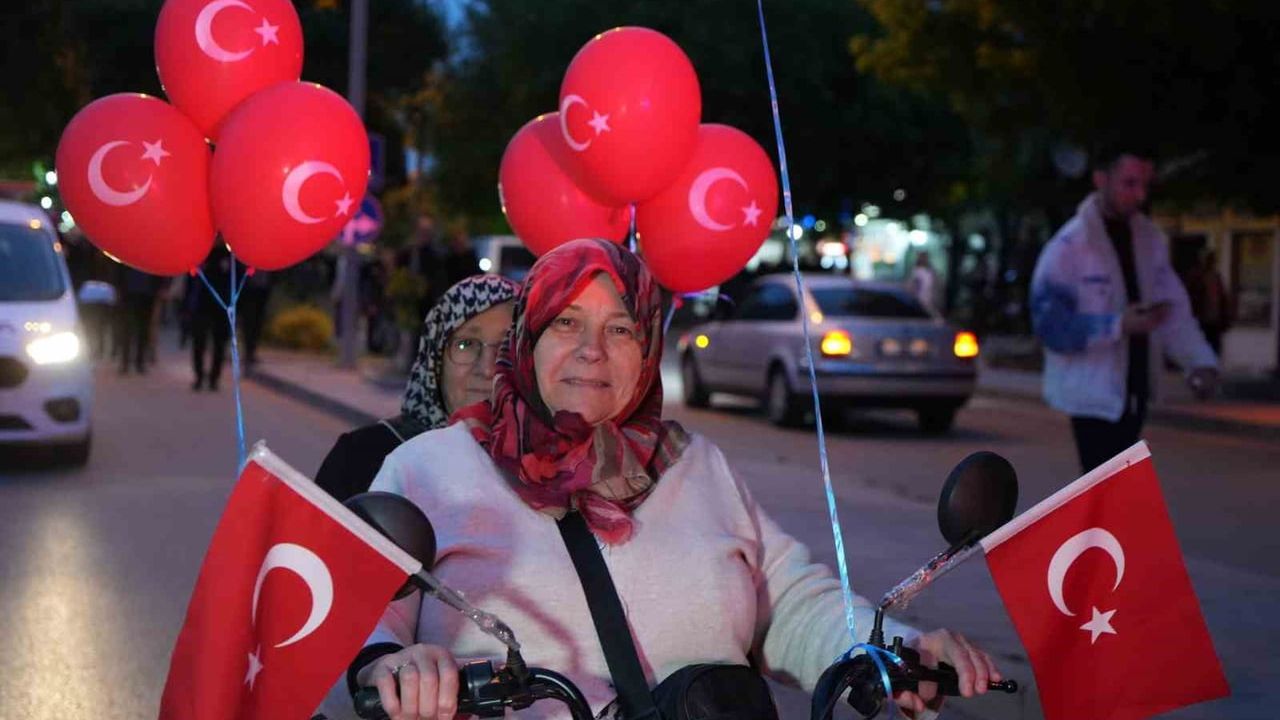 Kırıkkale'de 19 Mayıs coşkusu: Metrelerce uzun Türk bayrağıyla fener alayı ve konser