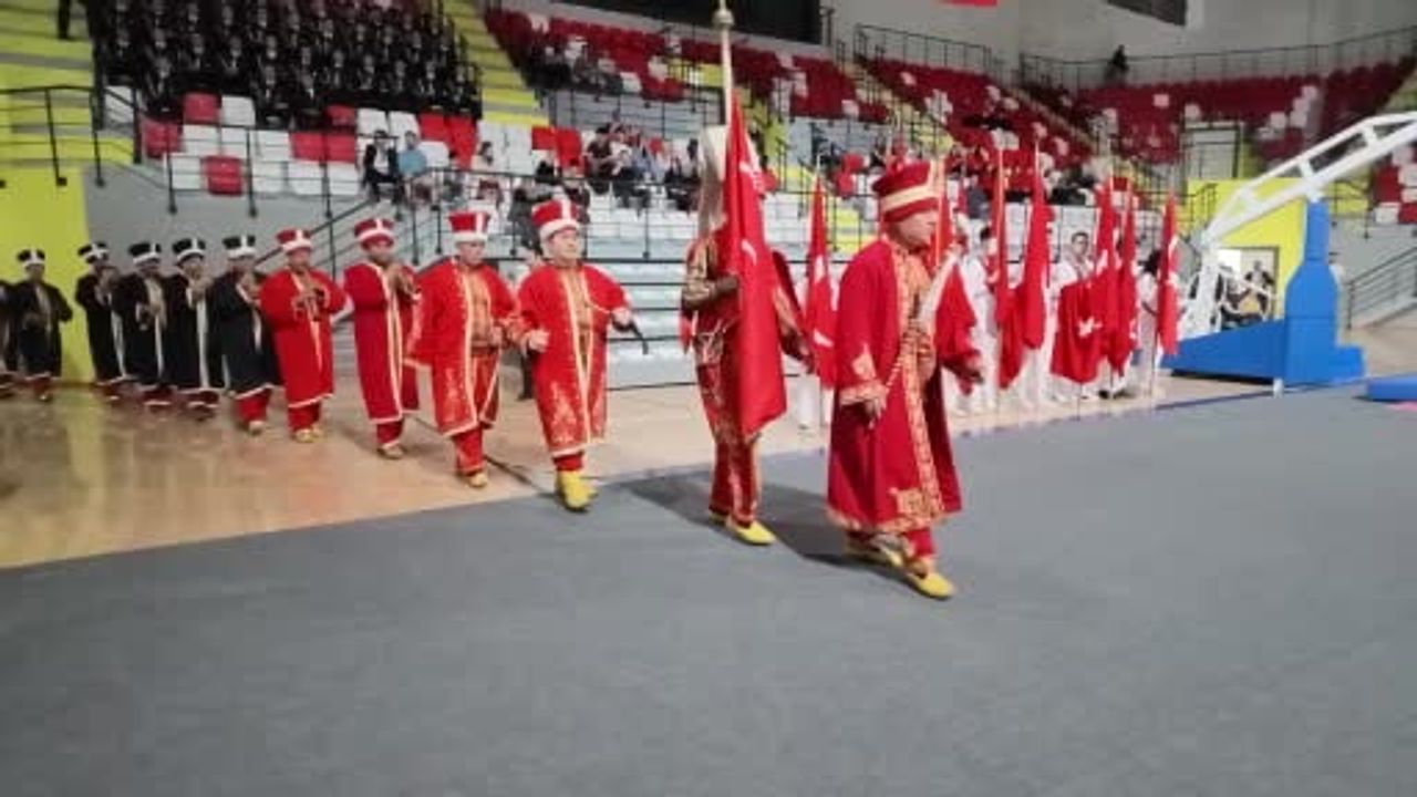 Kırıkkale'de 19 Mayıs kutlamalarında fabrika işçisinin freestyle futbol gösterisi ilgi çekti