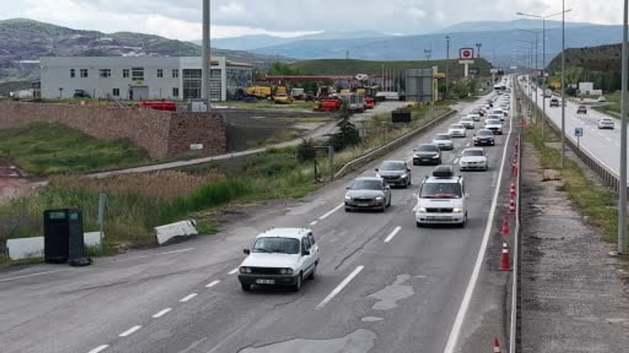 Kırıkkale'de bayram trafiği sürüyor: 43 ilin geçiş noktası kentte yoğunluk devam ediyor