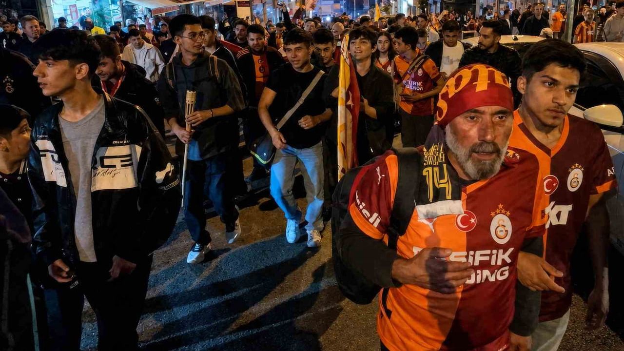 Kırıkkale'de Galatasaray taraftarları şampiyonluğu Cumhuriyet Meydanı'nda kutladı
