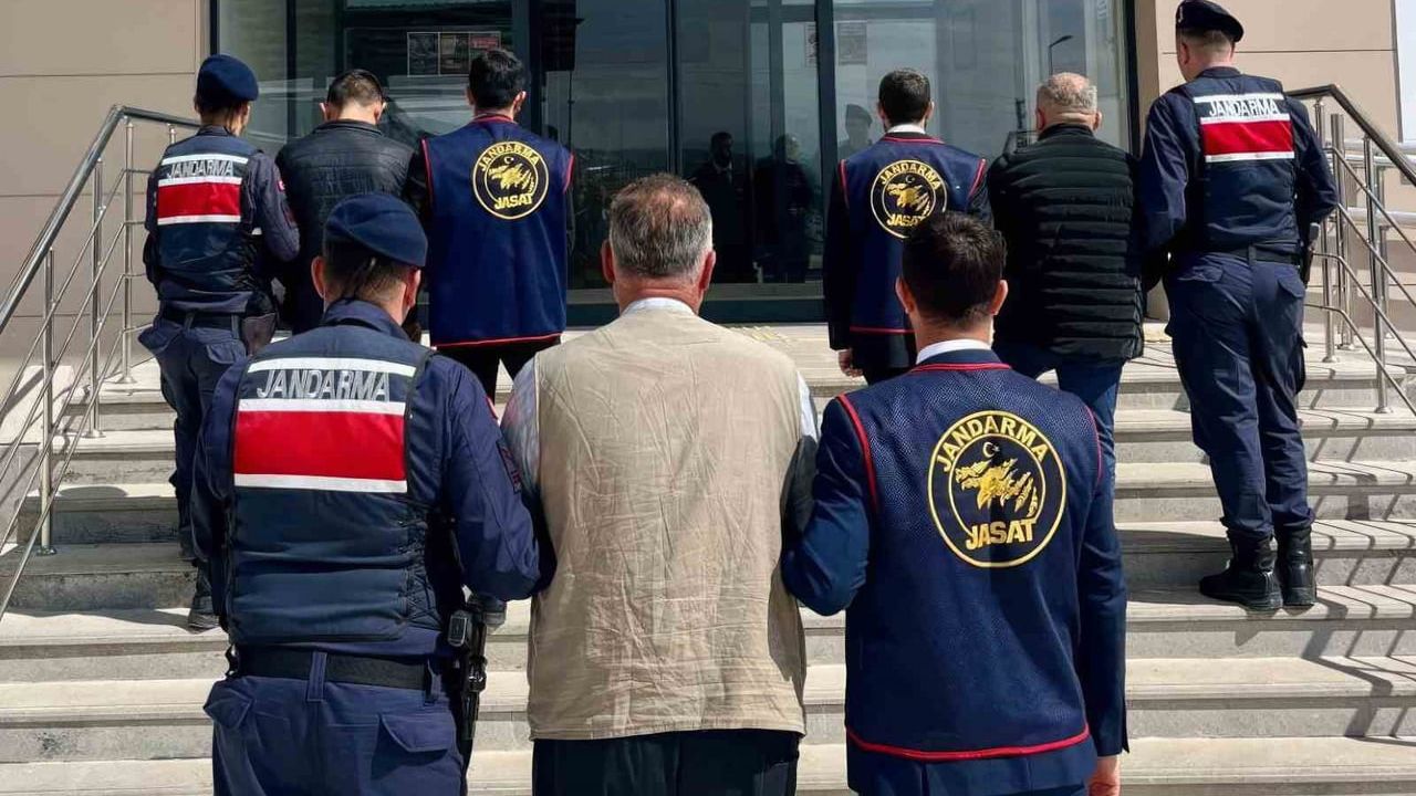 Kırıkkale'de jandarma, hırsızlık suçundan 8 yıl 9 ay cezası bulunan 3 hükümlüyü yakaladı