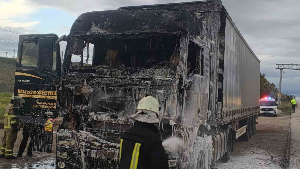 Kırıkkale'de Kereste Yüklü Çekicide Motor Yangını İtfaiye Tarafından Söndürüldü