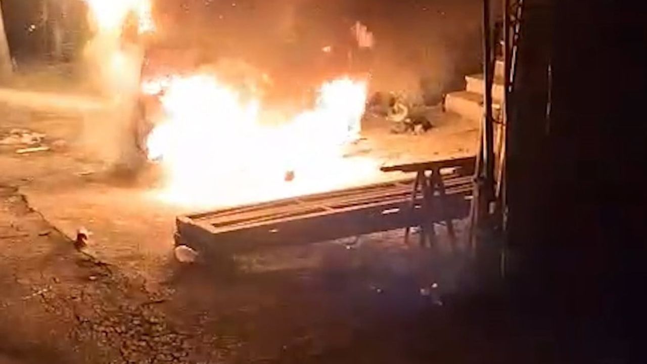 Kırıkkale'de Park Halindeki Fiat-Tofaş Marka Otomobil Yangında Kullanılamaz Hale Geldi