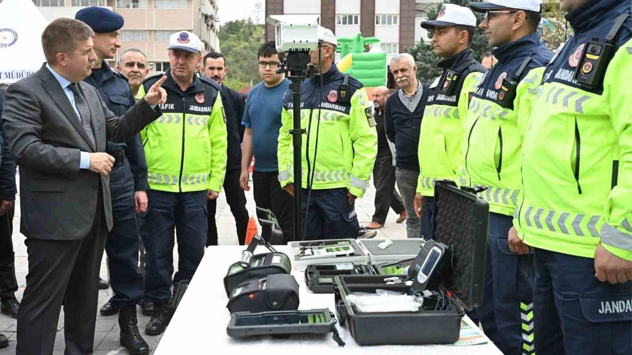 Kırıkkale'de Trafik Haftası Etkinliği: Kaza Geçiren Motosiklet Sürücülerine Kask Hediye Edildi