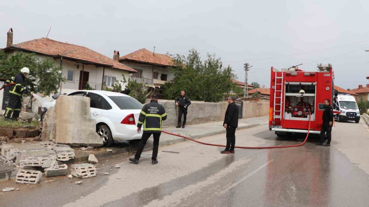 Kırıkkale Yahşihan’da otomobil bahçe duvarına çarpıp alev aldı; sürücü yara almadan kurtuldu