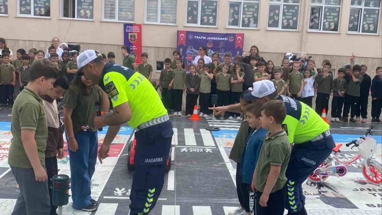 Kırklareli'de jandarmadan Mobil Trafik Eğitim Aracı ile 175 öğrenciye uygulamalı trafik eğitimi