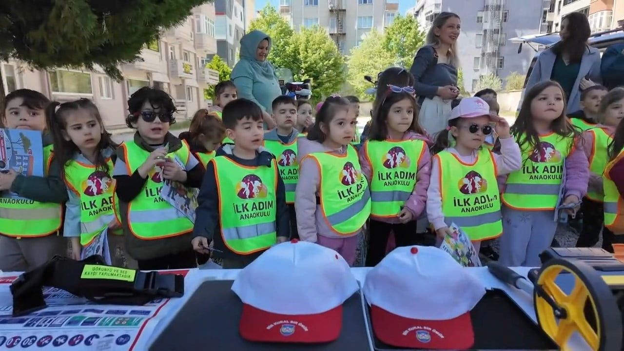 Kırklareli'de Trafik Haftası kapsamında çocuklara uygulamalı trafik eğitimi