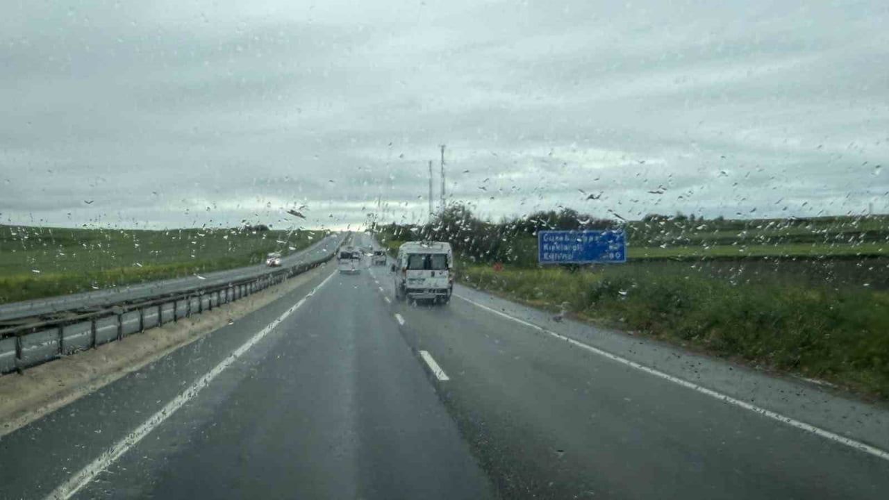 Kırklareli'de yağmur etkisini sürdürürken Lüleburgaz'da trafik yoğunluğu yaşandı