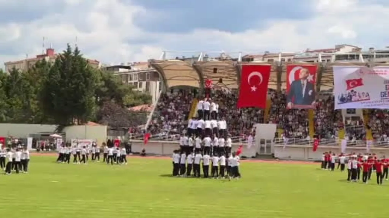 Kırklareli’nde 19 Mayıs: Öğrencilerin akrobatik ve kule gösterileri beğeni topladı