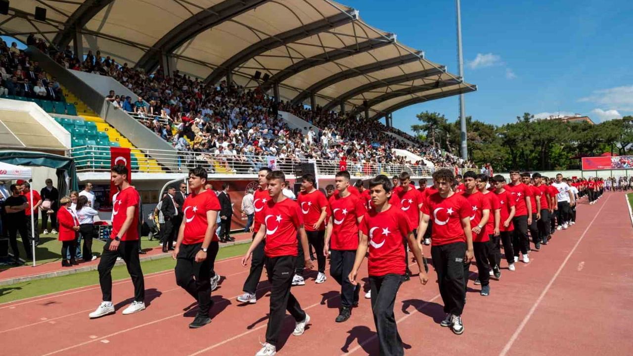 Kırklareli'nde 19 Mayıs: Öğrencilerin kule ve jimnastik gösterileri ilgi çekti