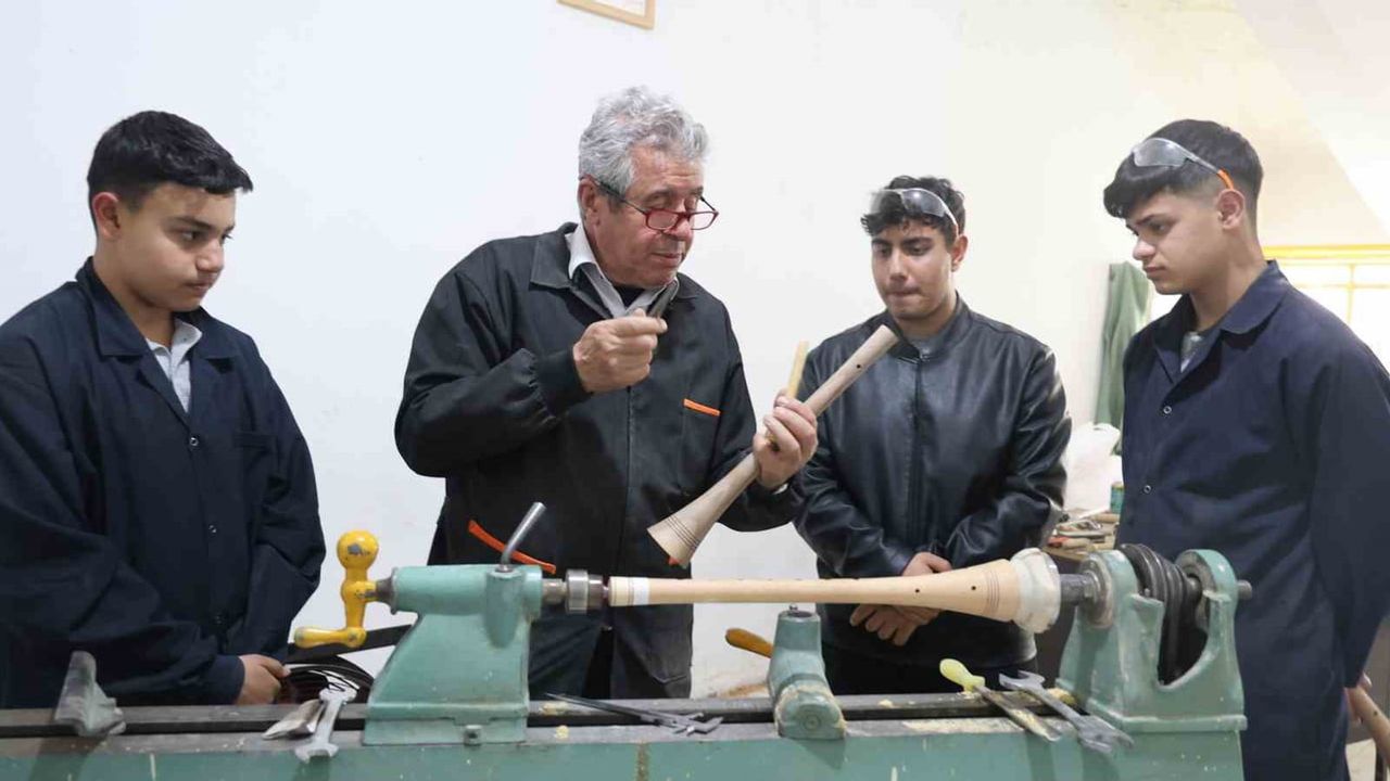 Kırşehir'de abdal geleneğini sürdüren öğrenciler, enstrüman yapımını öğreniyor