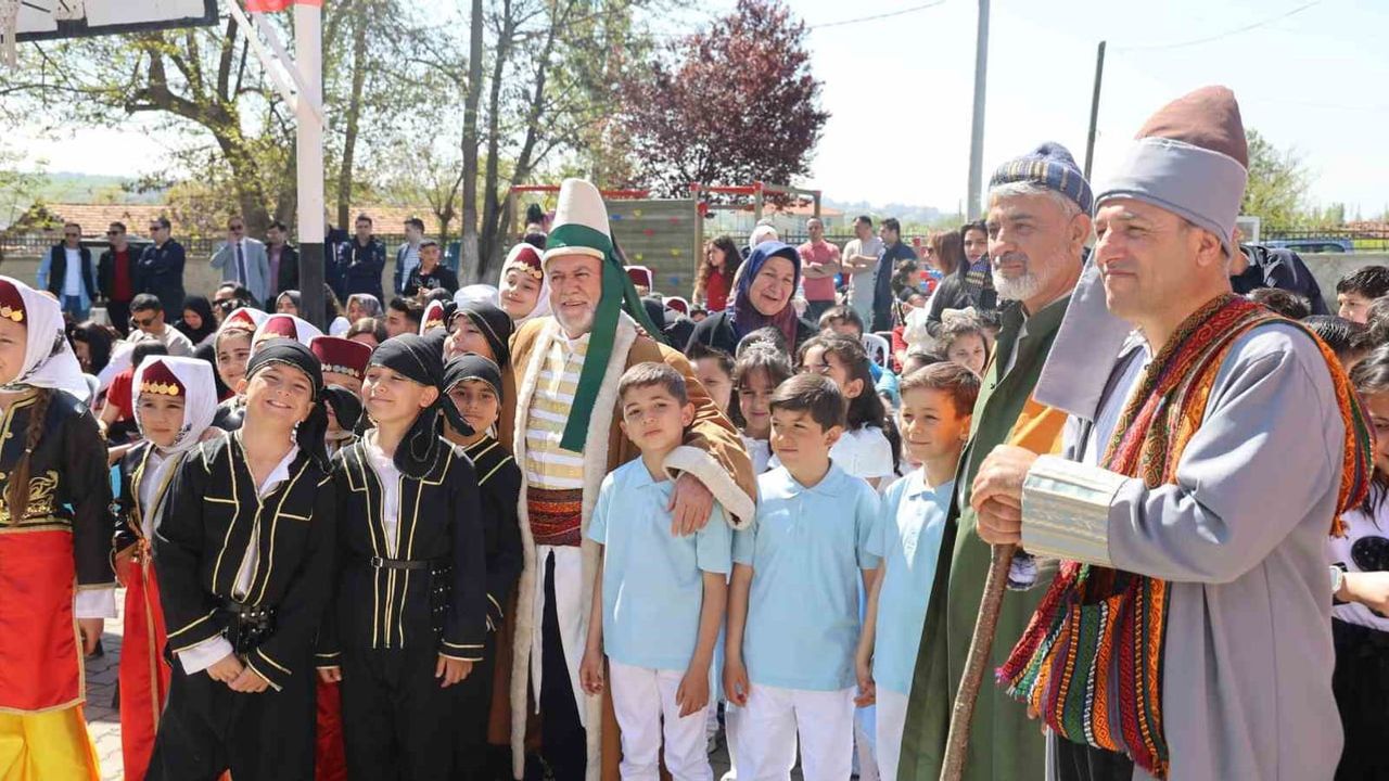 Kırşehir'de Hıdırellez Coşkusu Ahi Evran, Hacı Bektaş Veli ve Yunus Emre Temsilleriyle Başladı