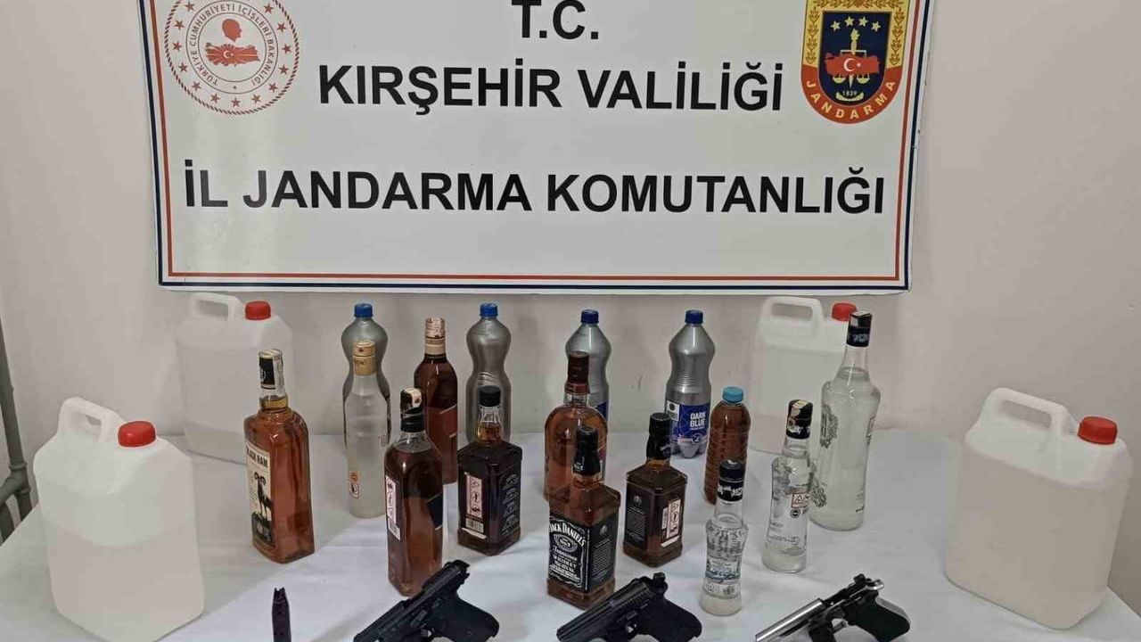 Kırşehir'de jandarma operasyonu: 45 litre kaçak alkol ve 3 ruhsatsız tabanca ele geçirildi