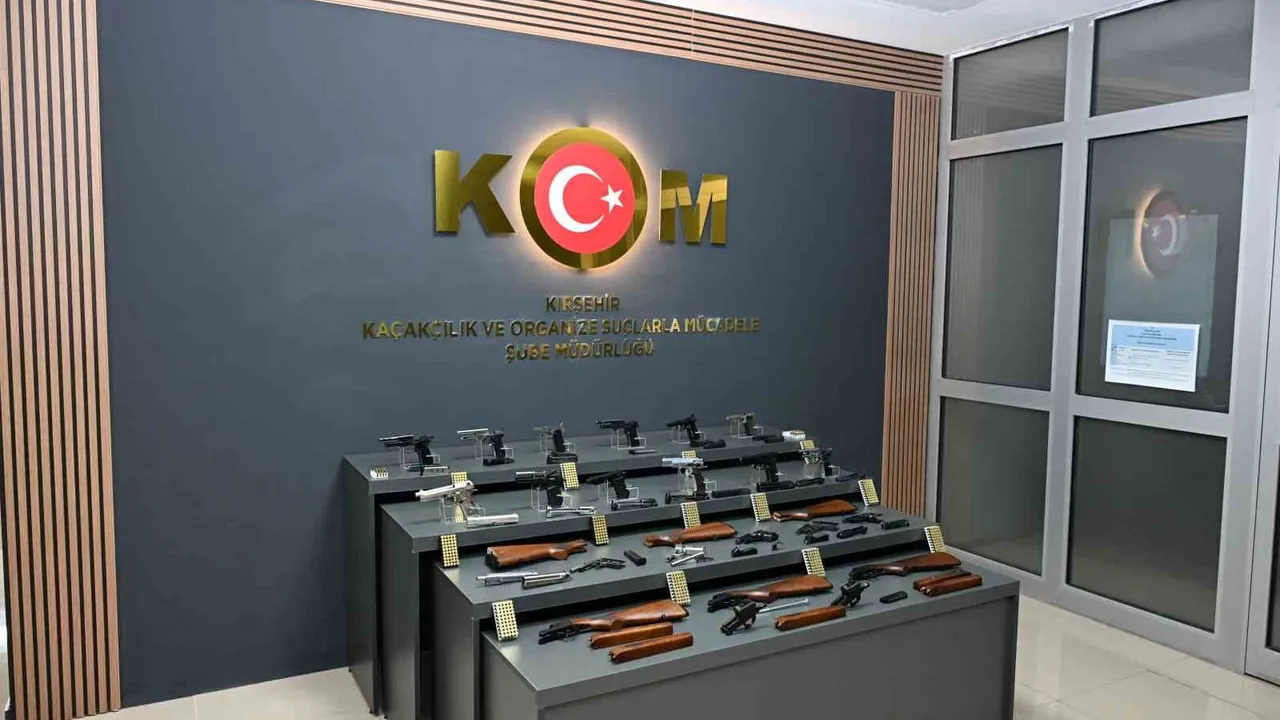 Kırşehir'de kaçak silah operasyonu: 1 gözaltı, çok sayıda parça ele geçirildi