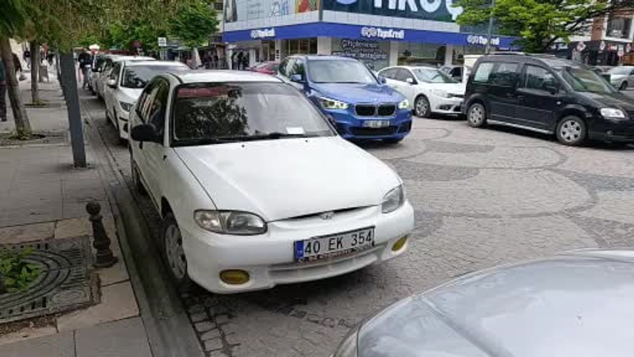 Kırşehir'de kaputa giren yavru kedi itfaiye ekiplerince kurtarıldı
