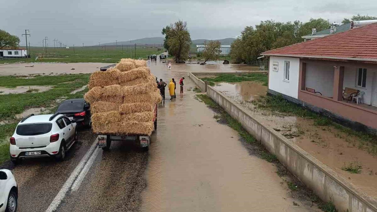 Kırşehir'de sağanak sel: Köy yolları ve tarım arazilerinde su baskınları