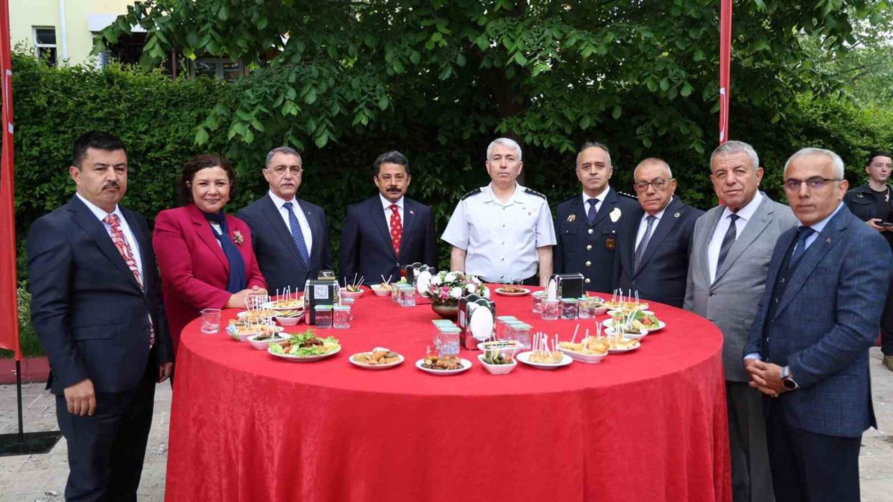 Kırşehir'de Valilik Himayesinde İl Jandarma Komutanlığı'nda Kurban Bayramı Bayramlaşması