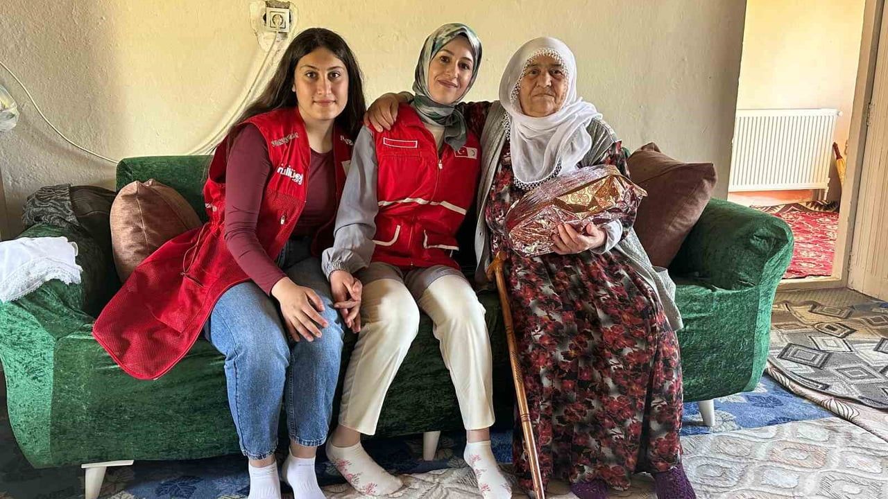 Kızılay Muradiye Gönüllüleri Anneler Günü’nde İlçedeki Anneleri Ziyaret Etti