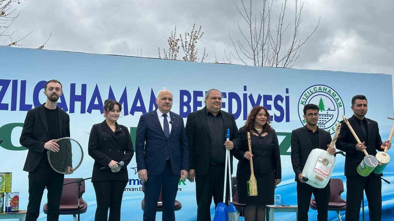 Kızılcahamam'da 'Sıfır Atık Orkestrası' atıklardan yapılan enstrümanlarla sahne aldı