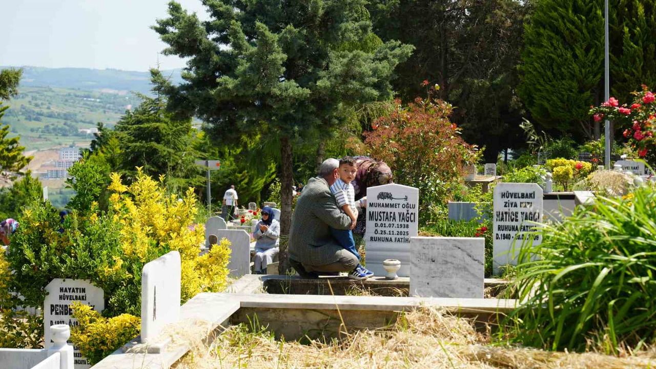 Kocaeli'de Bayram Arefesinde Kabir Ziyaretleri: Vatandaşlar Duygu Dolu Anlar Yaşadı