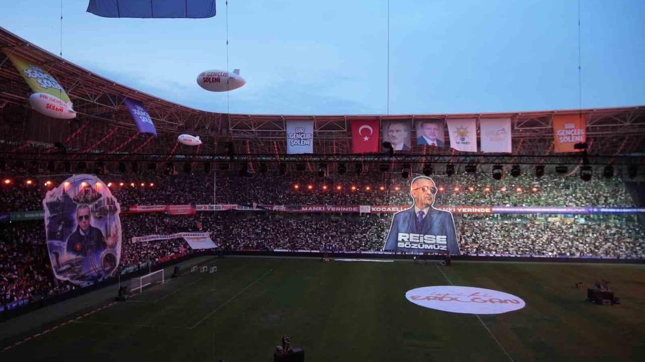 Kocaeli'de 'Bir Gençlik Şöleni'nde dron gösterisi: Erdoğan portresi ve 'İyi ki varsın Erdoğan' gökyüzünde