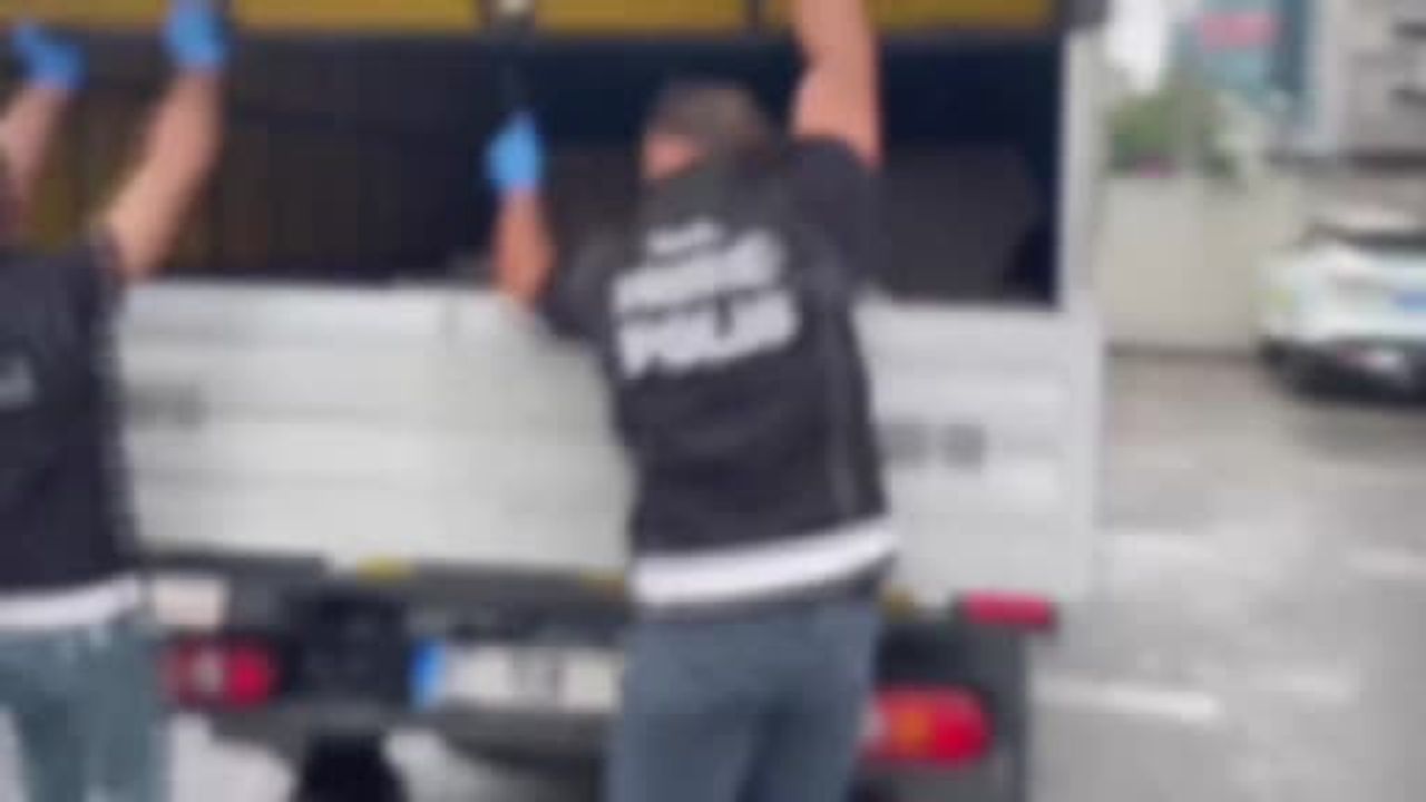 Kocaeli'de durdurulan kamyonetin kasasında 300 bin sentetik ecza hap ele geçirildi