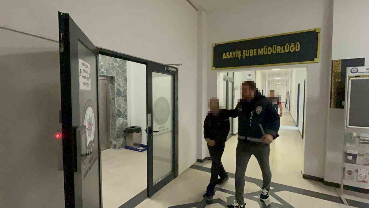 Kocaeli'de ev hırsızı kiralık araçla kaçarken TEM'de yakalandı