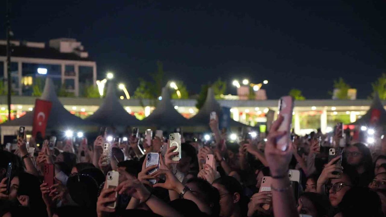 Kocaeli'de Gökhan Türkmen EnFest'te binlerce müziksevere unutulmaz gece yaşattı