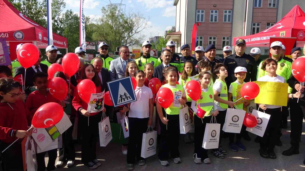 Kocaeli'de minik trafik dedektifleri görevde: Öğrenciler sürücülere broşür dağıtarak farkındalık oluşturdu